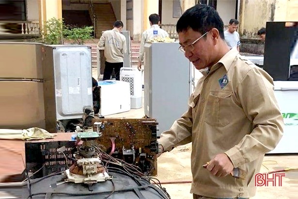 Thầy trò trường nghề Hà Tĩnh sửa xe máy, đồ điện miễn phí cho người dân