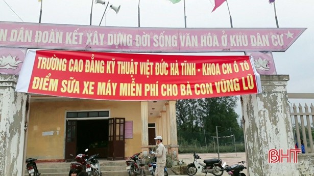 Thầy trò trường nghề Hà Tĩnh sửa xe máy, đồ điện miễn phí cho người dân